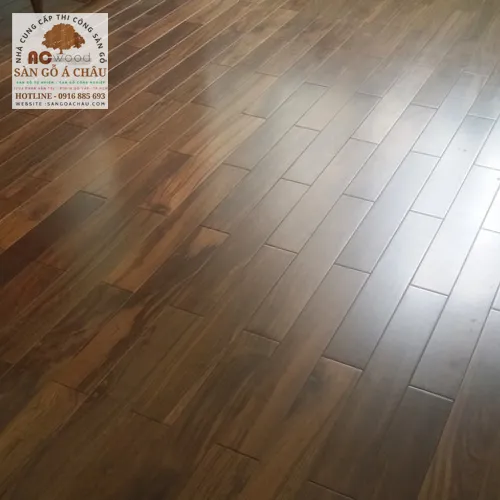 bề mặt sàn gỗ chiu liu vân gỗ tự nhiên sang trọng