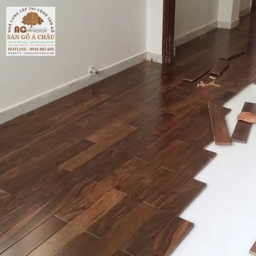 thi công sàn gỗ chiu liu tự nhiên tại phòng trống