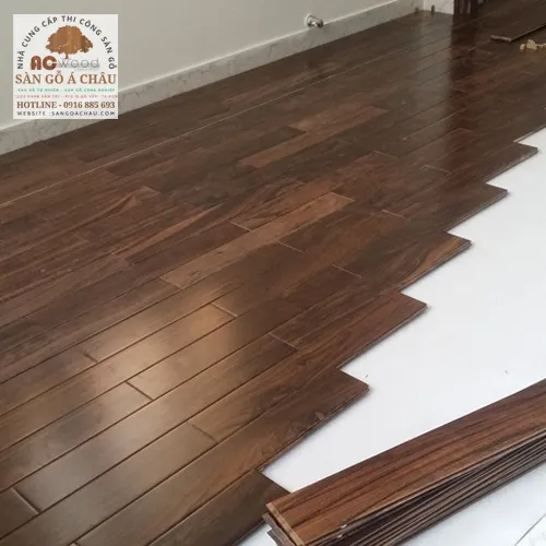 quá trình lắp đặt sàn gỗ chiu liu tự nhiên