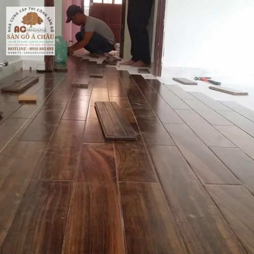 thợ thi công hoàn thiện sàn gỗ chiu liu trong nhà