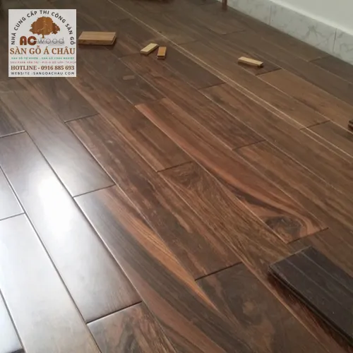 mặt sàn gỗ chiu liu tự nhiên ghép thanh đều đẹp