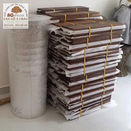 ván sàn gỗ chiu liu tự nhiên đóng kiện chuẩn bị thi công