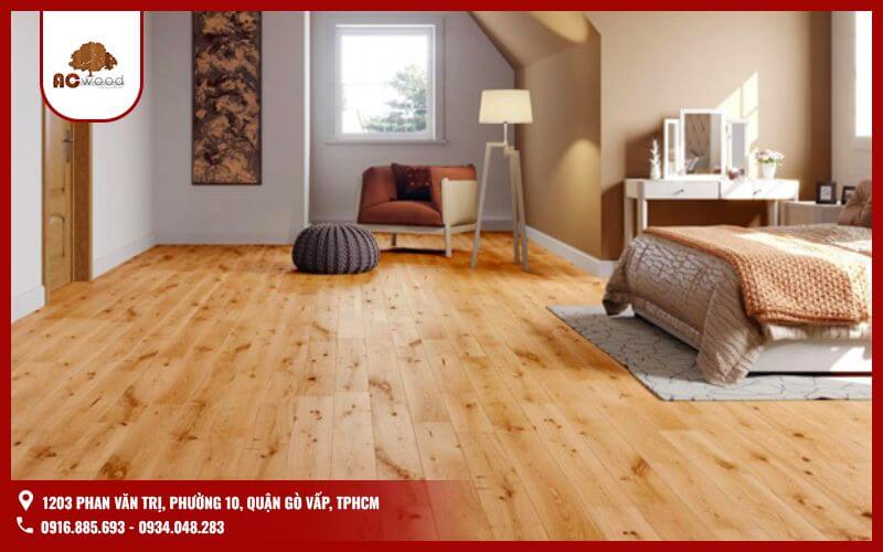 Gỗ tràm, với những đặc tính như độ bền cao, khả năng chống mối mọt tốt và vẻ đẹp tự nhiên, được ứng dụng nhiều trong sản xuất đồ nội thất như: bàn ghế, tủ, kệ, sàn gỗ