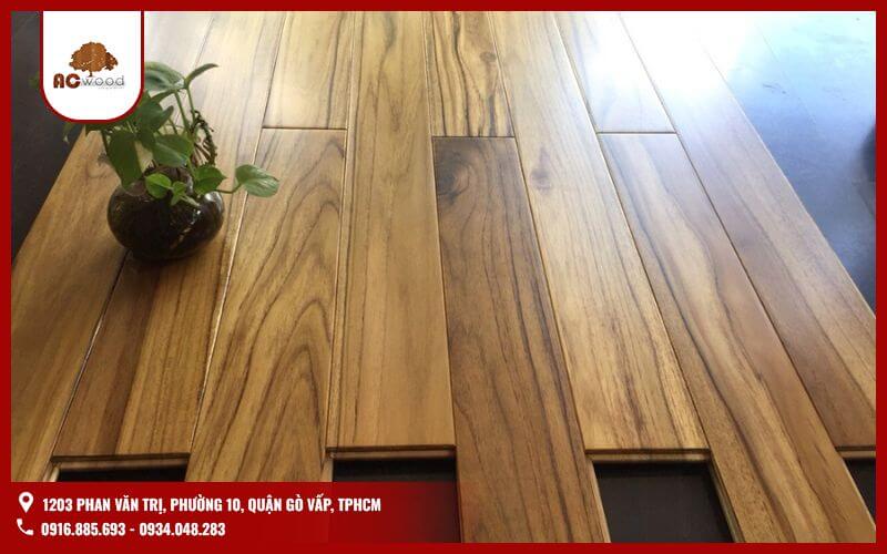 Sàn gỗ teak, với độ bền cao và khả năng chống chịu mối mọt, ẩm mốc, là sự lựa chọn hoàn hảo cho những ai yêu thích vẻ đẹp tự nhiên và sự bền chắc của gỗ quý. Bước chân trần trên sàn gỗ teak, ta cảm nhận được sự mộc mạc, mịn màng và gần gũi với thiên nhiên, như đang hòa mình vào một không gian sống thanh bình và thư thái.