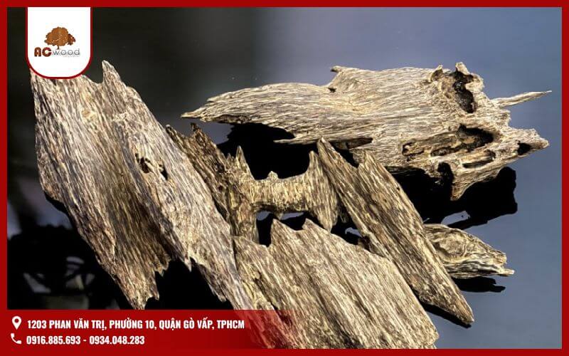 Một trong những loại gỗ quý hiếm và có giá trị cao nhất tại Việt Nam. Điểm đặc biệt của gỗ trầm hương là mùi hương thơm ngọt dịu, có thể dùng để chế tác tinh dầu và nước hoa cao cấp.