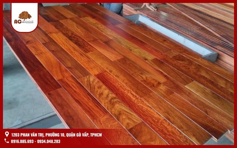 sàn gỗ giáng hương, với màu sắc ấm áp và vân gỗ độc đáo, không chỉ nâng tầm giá trị thẩm mỹ cho căn phòng mà còn mang đến cảm giác thoải mái, dễ chịu khi di chuyển.