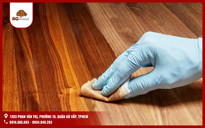 Nếu phát hiện gỗ có dấu hiệu bị mối mọt, cần xử lý ngay để tránh ảnh hưởng đến chất lượng sản phẩm nội thất