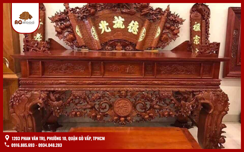 Đối với không gian thờ cúng, tủ thờ gỗ gõ đỏ là lựa chọn hàng đầu, thể hiện lòng thành kính và sự trang nghiêm