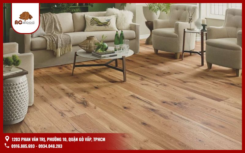 Sàn gỗ tự nhiên được sản xuất từ 100% gỗ tự nhiên, mang lại vẻ đẹp sang trọng, độ bền cao và cảm giác ấm cúng cho không gian sống. Loại sàn này có vân gỗ độc đáo, mỗi tấm gỗ đều có hoa văn khác nhau tạo nên sự tự nhiên và khác biệt.