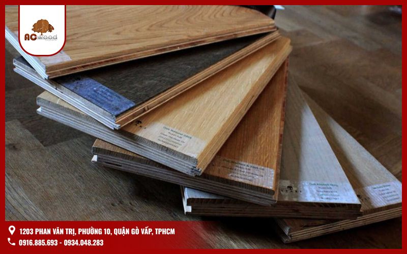 Sàn gỗ công nghiệp được sản xuất từ cốt gỗ nhân tạo kết hợp với lớp phủ bề mặt giúp tăng khả năng chống ẩm, chống xước và đa dạng về mẫu mã. So với sàn gỗ tự nhiên, sàn gỗ công nghiệp có giá thành rẻ hơn, dễ thi công và phù hợp với nhiều phong cách nội thất.