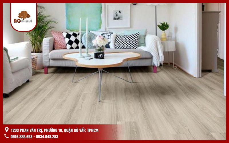 Phong cách hiện đại: Chọn sàn gỗ có màu sáng hoặc trung tính như trắng, xám, be để tạo cảm giác rộng rãi, thoáng đãng.Phong cách cổ điển: Những loại sàn gỗ có tông màu đậm như nâu, đỏ gỗ sẽ tạo sự ấm áp, sang trọng. Phong cách tối giản: Sàn gỗ tự nhiên hoặc công nghiệp với gam màu nhẹ nhàng, ít vân gỗ là lựa chọn phù hợp.