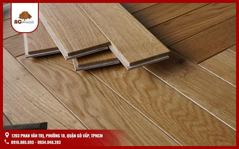 sàn gỗ sồi một lựa chọn phổ biến trong thiết kế nội thất nhờ vẻ đẹp tự nhiên, độ bền cao và khả năng chống ẩm tốt. Sàn gỗ sồi có khả năng chịu lực tốt, ít bị cong vênh, co ngót, phù hợp với khí hậu Việt Nam. Ngoài ra, sàn gỗ sồi còn có khả năng cách âm, cách nhiệt tốt, mang lại cảm giác thoải mái cho người sử dụng.