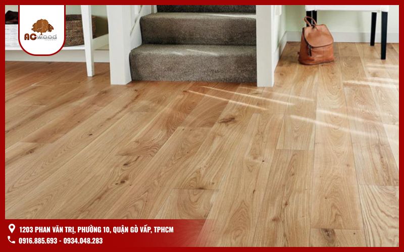 Sàn gỗ sồi là một trong những loại sàn gỗ tự nhiên phổ biến, phù hợp với phong cách nội thất hiện đại. Loại gỗ này có màu sáng, vân gỗ nhẹ nhàng, tạo nên không gian trẻ trung, tươi mới.