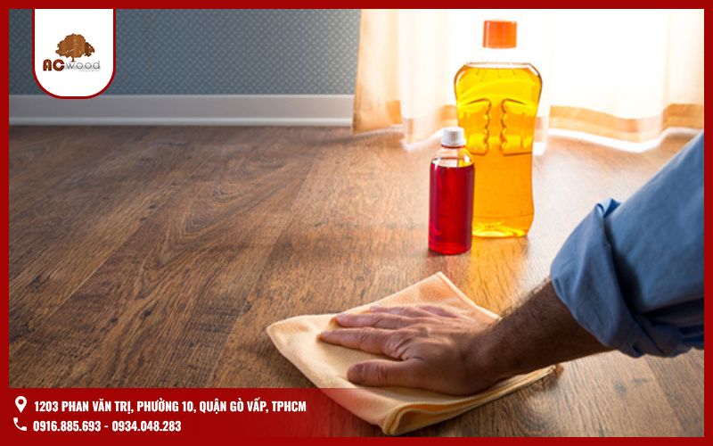 Để bảo vệ và duy trì vẻ đẹp của sàn gỗ tự nhiên, việc sử dụng dung dịch vệ sinh chuyên dụng là vô cùng quan trọng