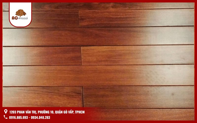 Sàn gỗ căm xe là loại gỗ tự nhiên phổ biến, được sử dụng rộng rãi nhờ giá thành hợp lý và độ bền cao. Loại gỗ này có màu nâu đỏ đậm, vân gỗ thẳng, tạo nên vẻ đẹp mạnh mẽ và sang trọng.