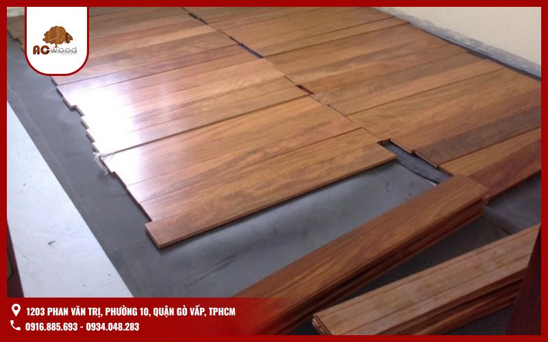 Sàn gỗ lim là một trong những loại gỗ tự nhiên có độ cứng cao nhất, nổi tiếng với khả năng chịu lực tốt và chống cong vênh hiệu quả. Gỗ lim thường có màu nâu trầm, vân gỗ sắc nét, mang lại cảm giác ấm cúng và sang trọng cho không gian nội thất.