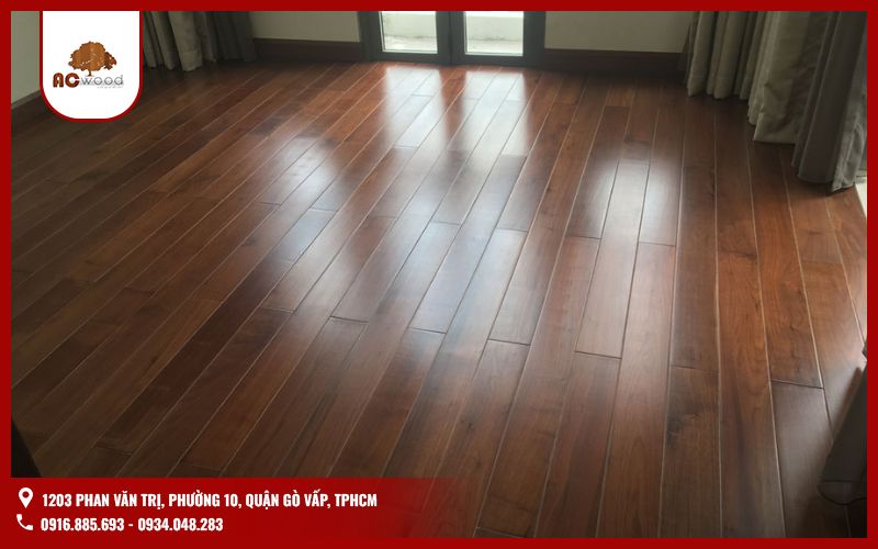 Sàn gỗ óc chó là lựa chọn hoàn hảo cho những ai yêu thích phong cách sang trọng và đẳng cấp. Loại gỗ này có màu nâu socola đặc trưng, vân gỗ cuộn xoáy đẹp mắt, mang đến sự tinh tế cho không gian.