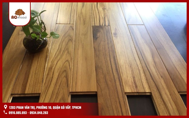 Sàn gỗ teak được đánh giá là loại gỗ có khả năng chịu nước tốt nhất trong danh sách các loại sàn gỗ tự nhiên. Nhờ chứa tinh dầu tự nhiên, sàn gỗ teak có khả năng chống ẩm, chống mối mọt vượt trội, phù hợp với cả những khu vực có độ ẩm cao như nhà tắm, ban công hoặc khu vực bếp.